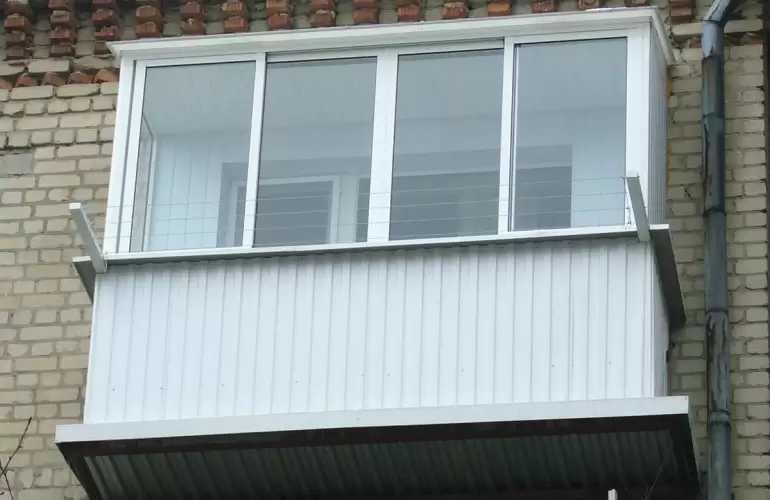 Холодное остекление балкона с выносом в хрущевке