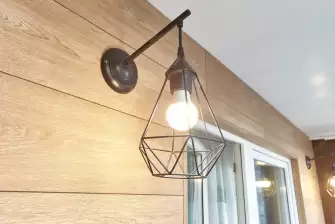 Отделка пола и потолка на балконе