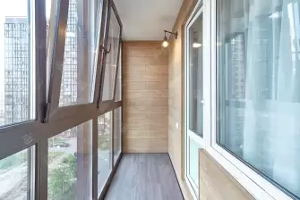 Отделка пола и потолка на балконе