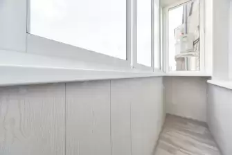 Отделка балкона панелями ПВХ с остеклением Рехау