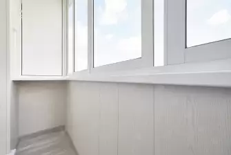 Отделка балкона панелями ПВХ с остеклением Рехау