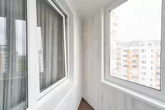 Отделка балкона в новостройке с эркерным остеклением Рехау 