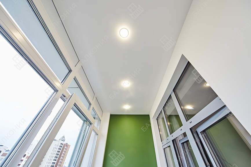 Дизайнерская отделка балкона гипсокартоном с утеплением и остеклением