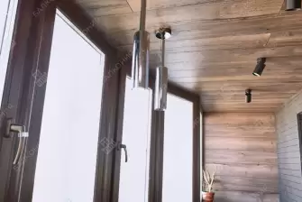 Отделка эркерной лоджии ламинатом и стеновым паркетом 