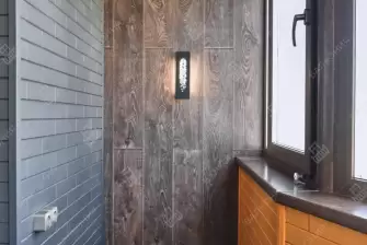 Отделка эркерной лоджии ламинатом и стеновым паркетом 