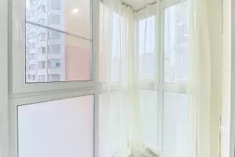 Объединение балкона с отделкой стеновым паркетом