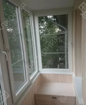 Остекление и отделка балкона деревянной вагонкой