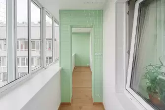 Отделка стеновым паркетом лоджии с ригелем