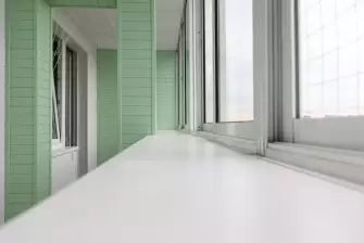 Отделка стеновым паркетом лоджии с ригелем