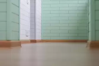 Отделка стеновым паркетом лоджии с ригелем