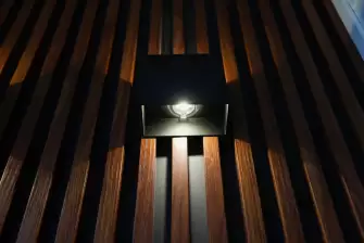 Дизайнерская отделка рейками балкона