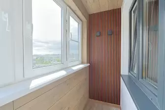 Дизайнерская отделка рейками балкона