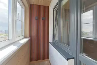 Дизайнерская отделка рейками балкона