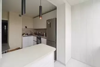 Объединение балкона с кухней и отделка стеновым паркетом