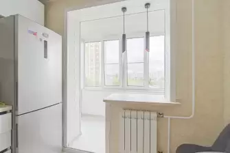 Объединение балкона с кухней и отделка стеновым паркетом