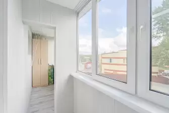 Двойная лоджия с ригелем и окном в подъезд