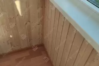 Холодное остекление балкона и отделка деревянной вагонкой