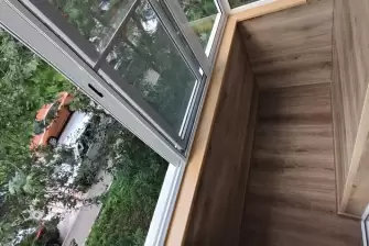 Кварцвинил на Г-образном балконе: стиль, прочность и защита на века!