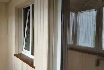 Установка окон и отделка балкона деревом