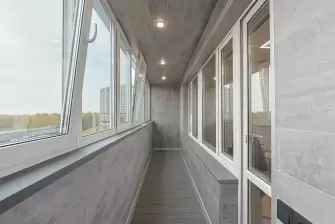 Отделка балкона ламинатом с террасной доской на полу