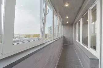 Отделка балкона ламинатом с террасной доской на полу