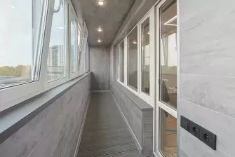 Отделка балкона ламинатом с террасной доской на полу