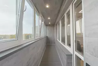 Отделка балкона ламинатом с террасной доской на полу