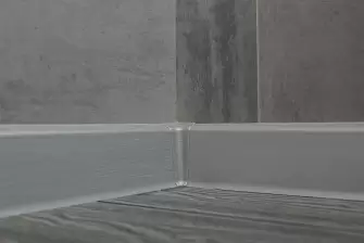 Отделка балкона ламинатом с террасной доской на полу