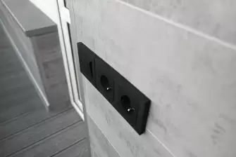 Отделка балкона ламинатом с террасной доской на полу