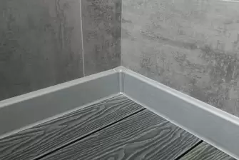 Отделка балкона ламинатом с террасной доской на полу