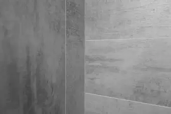 Отделка балкона ламинатом с террасной доской на полу