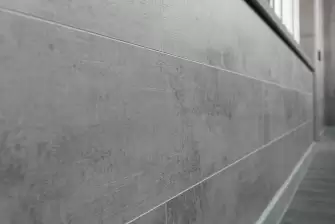 Отделка балкона ламинатом с террасной доской на полу