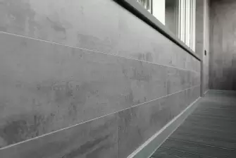 Отделка балкона ламинатом с террасной доской на полу