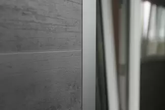 Отделка балкона ламинатом с террасной доской на полу