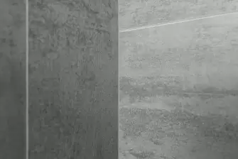 Отделка балкона ламинатом с террасной доской на полу