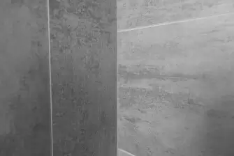 Отделка балкона ламинатом с террасной доской на полу