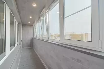 Отделка балкона ламинатом с террасной доской на полу