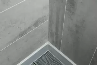 Отделка балкона ламинатом с террасной доской на полу