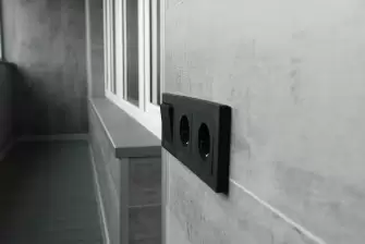 Отделка балкона ламинатом с террасной доской на полу