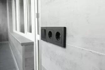 Отделка балкона ламинатом с террасной доской на полу