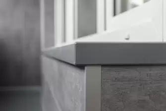 Отделка балкона ламинатом с террасной доской на полу