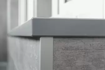 Отделка балкона ламинатом с террасной доской на полу