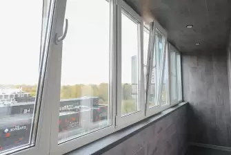 Отделка балкона ламинатом с террасной доской на полу