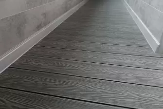 Отделка балкона ламинатом с террасной доской на полу