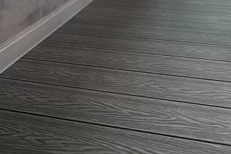 Отделка балкона ламинатом с террасной доской на полу