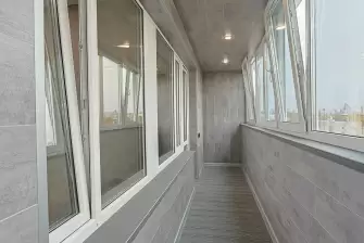 Отделка балкона ламинатом с террасной доской на полу