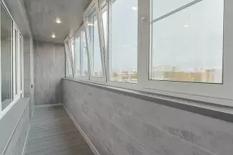 Отделка балкона ламинатом с террасной доской на полу