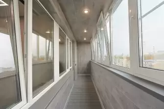 Отделка балкона ламинатом с террасной доской на полу