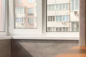 Отделка Г-образного балкона ламинатом с объединением с кухней