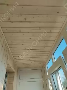Холодное остекление балкона и отделка деревянной вагонкой